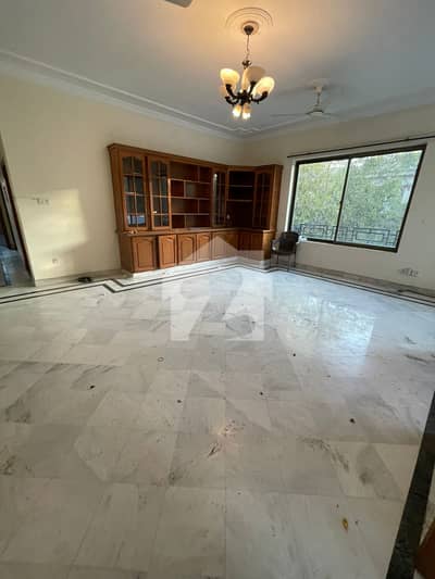 BEAUTIFUL UPPER PORTION FOR RENT IN G11/2, 600 SQYRD