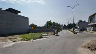 BEAUTIFUL NEAR PARK LOCATING CORNER PLOT IN ETIHAD TOWN PHASE 1