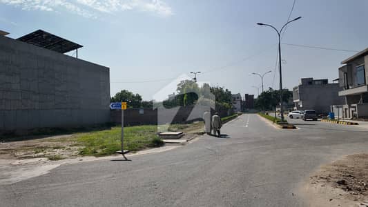 BEAUTIFUL NEAR PARK LOCATING CORNER PLOT IN ETIHAD TOWN PHASE 1 BEAUTIFUL NEAR PARK LOCATING CORNER PLOT IN ETIHAD TOWN PHASE 1