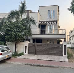 بحریہ ٹاؤن سیکٹر سی بحریہ ٹاؤن,لاہور میں 5 کمروں کا 10 مرلہ مکان 3.45 کروڑ میں برائے فروخت۔