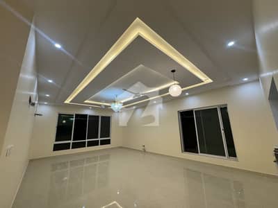 INDEPENDENT EXCELLENT GROUND PORTION TOP LOCATION TILED FLOORING FIRST ENTERY CLOSE END STREET