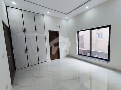 UPPER PORTION 3BEDROOM TV LOUNGE KITCHEN CAR PARKING