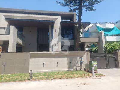 f11/4: Triple storey 511 5 Bedrooms House almost Brand New