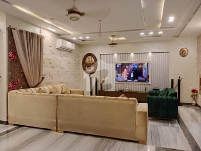 18 MARLA OWNER BUILD SLIGHTLY USED HOUSE WITH MODERN AND ULTRA LUXURY LOOK AVAILABLE FOR SALE AT V. HOT LOCATION OF PARK VIEW CITY LAHORE