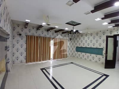 ویلینشیاء ہاؤسنگ سوسائٹی لاہور میں 6 کمروں کا 2 کنال مکان 4.5 لاکھ میں کرایہ پر دستیاب ہے۔ ویلینشیاء ہاؤسنگ سوسائٹی لاہور میں 6 کمروں کا 2 کنال مکان 4.5 لاکھ میں کرایہ پر دستیاب ہے۔