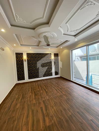 10 MARLA FULL HOUSE NEAR TO MARKET FOR RENT