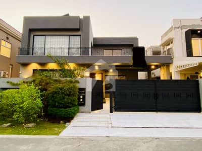 لیک سٹی ۔ سیکٹر ایم ۔ 2 لیک سٹی,رائیونڈ روڈ,لاہور میں 5 کمروں کا 1 کنال مکان 8.25 کروڑ میں برائے فروخت۔