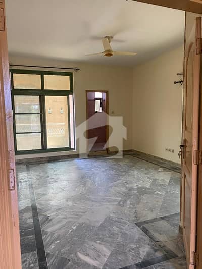 2 bed flat with gas available for rent in Banigala 2 bed flat with gas available for rent in Banigala