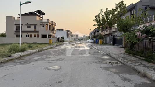 بحریہ ٹاؤن فیز 8 ۔ بلاک بی بحریہ ٹاؤن فیز 8,بحریہ ٹاؤن راولپنڈی,راولپنڈی میں 10 مرلہ رہائشی پلاٹ 1.35 کروڑ میں برائے فروخت۔ بحریہ ٹاؤن فیز 8 ۔ بلاک بی بحریہ ٹاؤن فیز 8,بحریہ ٹاؤن راولپنڈی,راولپنڈی میں 10 مرلہ رہائشی پلاٹ 1.35 کروڑ میں برائے فروخت۔