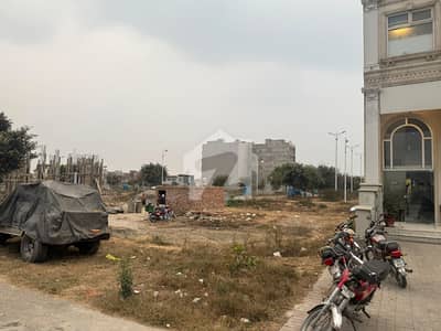 ڈی ایچ اے فیز 7 - سی سی اے1 ڈی ایچ اے فیز 7,ڈیفنس (ڈی ایچ اے),لاہور میں 4 مرلہ کمرشل پلاٹ 4.75 کروڑ میں برائے فروخت۔