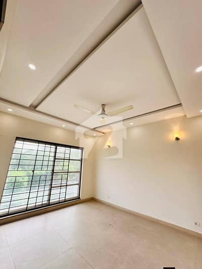 10 Marla lower portion for rent paragon City