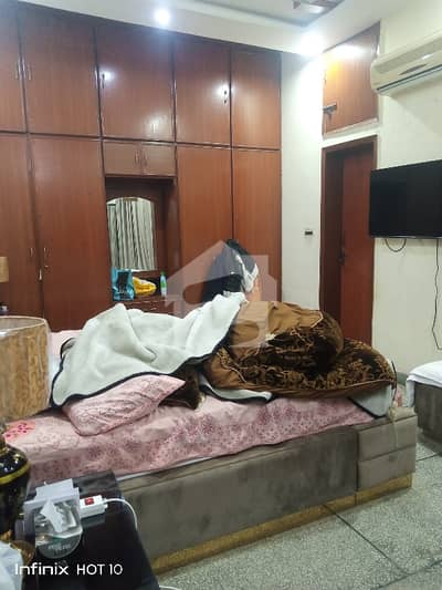 Old House Available For Sale at Very Good Location in Gulberg 3