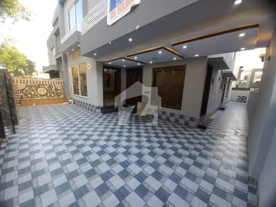 10 Marla Almost Like New House Available For Sale In Bahria Town Lahore.