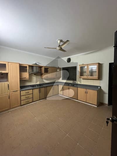 1 KANAL 5 BEDROOM HOUSE IS AVAILABLE FOR RENT WITH BASEMENT 1 KANAL 5 BEDROOM HOUSE IS AVAILABLE FOR RENT WITH BASEMENT