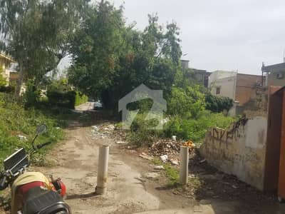 I14/3 30x60 corner plot for sale