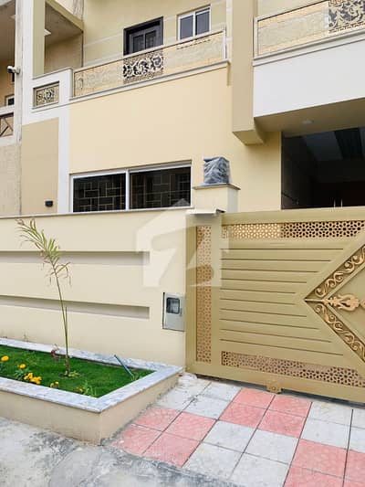 بحریہ ٹاؤن فیز 8 ۔ عمر بلاک بحریہ ٹاؤن فیز 8 ۔ سفاری ویلی,بحریہ ٹاؤن فیز 8,بحریہ ٹاؤن راولپنڈی,راولپنڈی میں 6 کمروں کا 7 مرلہ مکان 3.4 کروڑ میں برائے فروخت۔