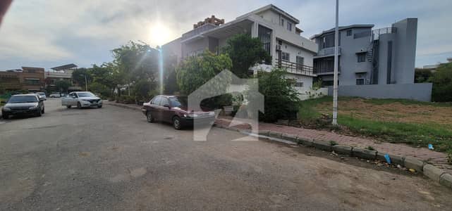 Plot #929 1kanal Phase 7 Boulevard Plot Outstanding Location For Sale