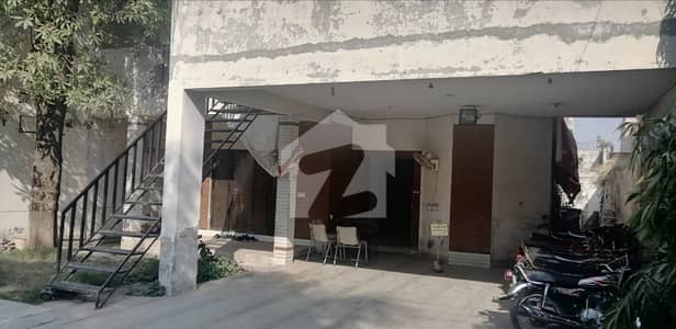 مسلم ٹاؤن لاہور میں 6 کمروں کا 1 کنال مکان 10.0 کروڑ میں برائے فروخت۔