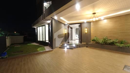 Dead End Corner Huge Green Land Designer Brand New House