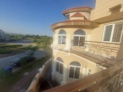 14 Marla Corner House Back Open Upper Portion With Separate Entrance
