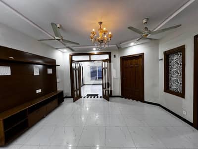 جی ۔ 13 اسلام آباد میں 7 کمروں کا 7 مرلہ مکان 5.8 کروڑ میں برائے فروخت۔