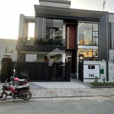 بحریہ آرچرڈ لاہور میں 5 کمروں کا 10 مرلہ مکان 4.5 کروڑ میں برائے فروخت۔
