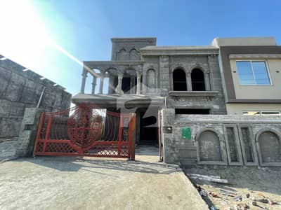 بحریہ آرچرڈ لاہور میں 5 کمروں کا 10 مرلہ مکان 2.7 کروڑ میں برائے فروخت۔