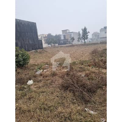 نواب ٹاؤن لاہور میں 1 کنال کمرشل پلاٹ 12.5 کروڑ میں برائے فروخت۔