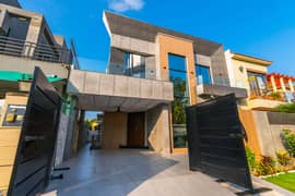 10 MARLA MOST BEAUTIFUL BRAND NEW LUXURY HOUSE FOR RENT NEAR TO CAREEFOURAT PRIME LOCATION