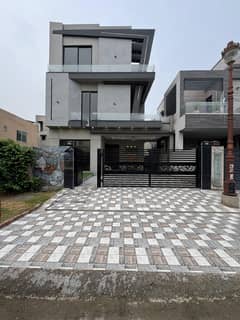 10 Marla House Near To Park Avaliable For Sale In Lake City