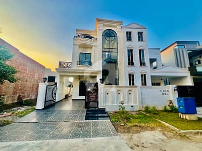 لیک سٹی رائیونڈ روڈ,لاہور میں 5 کمروں کا 10 مرلہ مکان 5.5 کروڑ میں برائے فروخت۔