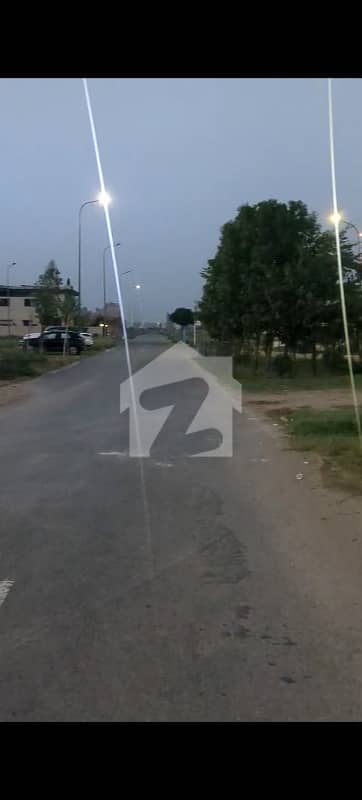 ڈی ایچ اے فیز 8 - بلاک ایکس فیز 8,ڈیفنس (ڈی ایچ اے),لاہور میں 1 کنال رہائشی پلاٹ 4.3 کروڑ میں برائے فروخت۔