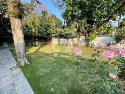 F10-666 SQY HOUSE SPECIOUS WASHROOMS AND KITCHEN BEAUTIFUL LAWN IDEAL LOCATION CLOSE END STREET MODREN FITTING AND FIXTURES