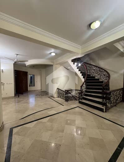 F-10 666 SQY EXCELLENT HOUSE 6 BEDROOMS BEAUTIFUL GREEN LAWN TOP LOCATION BEAUTIFUL TERRACE BIG CARS PARKING SPACE DOUBLE KITCHEN