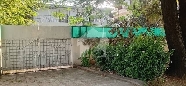 733 Square Yards Cda Transfer Old Construction House With Huge Extra Land Available In F-10/3 On Top Location Near Markaz And Double Road
