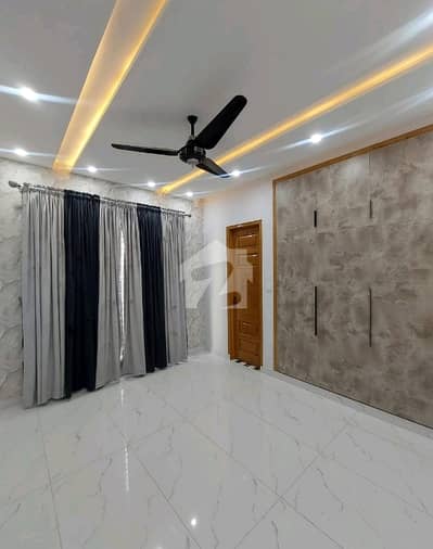 Prime Location 10 Marla Spacious House Available In Wapda Town For Rent