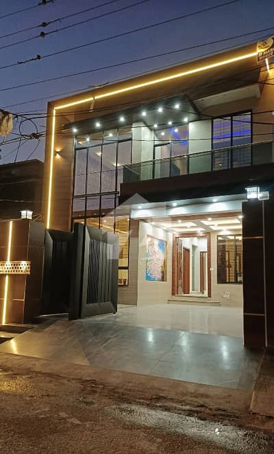 سبزہ زار کالونی ملتان میں 5 کمروں کا 10 مرلہ مکان 3.5 کروڑ میں برائے فروخت۔