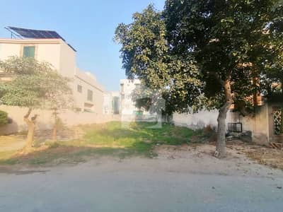 ویلینشیاء ہاؤسنگ سوسائٹی لاہور میں 1 کنال رہائشی پلاٹ 3.2 کروڑ میں برائے فروخت۔