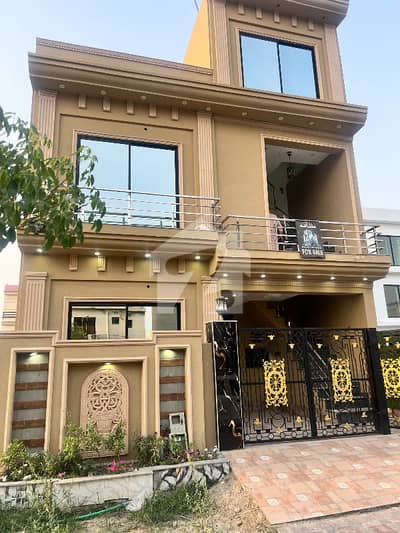 خیابانِ ظفر لاہور میں 7 کمروں کا 5 مرلہ مکان 25.5 کروڑ میں برائے فروخت۔
