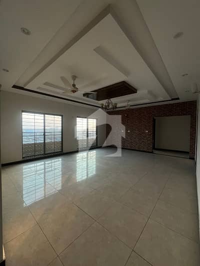 10 Marla 3 Bedrooms Open View Flat Available For Sale.