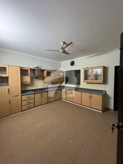 1 KANAL 5 BEDROOM HOUSE IS AVAILABLE FOR RENT WITH BASEMENT