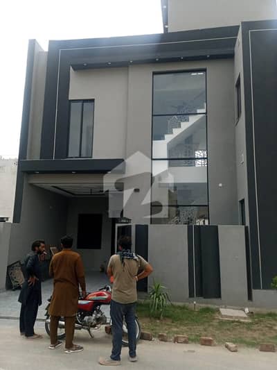Corner 5 Marla Spacious House Is Available In Formanites Housing Scheme - For Sale