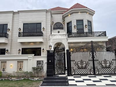 کینٹ ہاؤسنگ سکیم چناب رینجرز روڈ,سیالکوٹ میں 6 کمروں کا 10 مرلہ مکان 5.7 کروڑ میں برائے فروخت۔