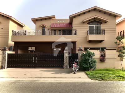 15 MARLA BRAND NEW 5 BEDROOM HOUSE AVAILABLE FOR RENT ( NEAR THE PARK )