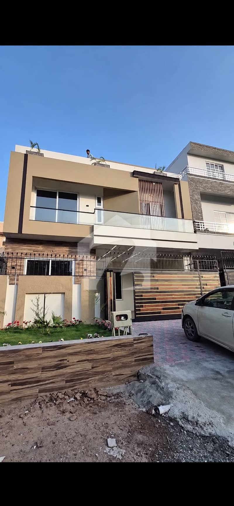 **8 Marla Beautiful House For Sale** **8 Marla Beautiful House For Sale**