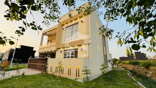 7.5 Marla Luxury House With 3.5 Marla Extra Lawn | Dead End Premium Location
