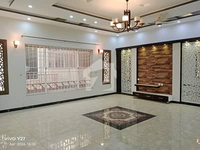 1 Kanal Elegant Full House Available for Rent
