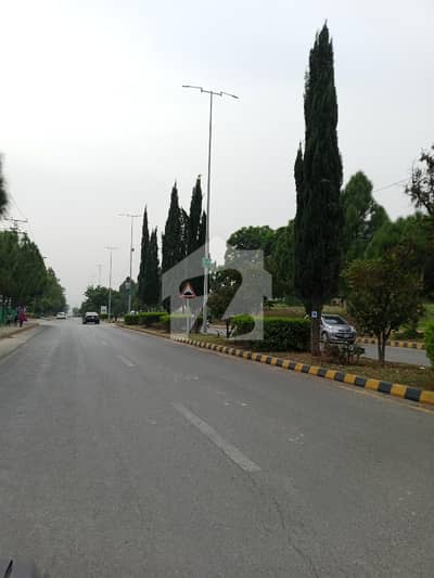 Beautifully Located Level Plot For Sale