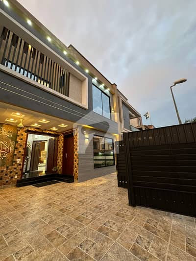 10 Marla House For Rent In Bahria Town Lahore.