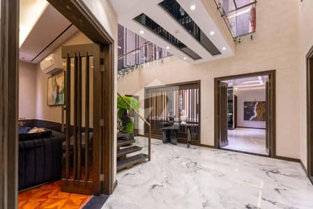 1 KANAL FULLY FURNISHED HOUSE NEAR MCDONALDS
